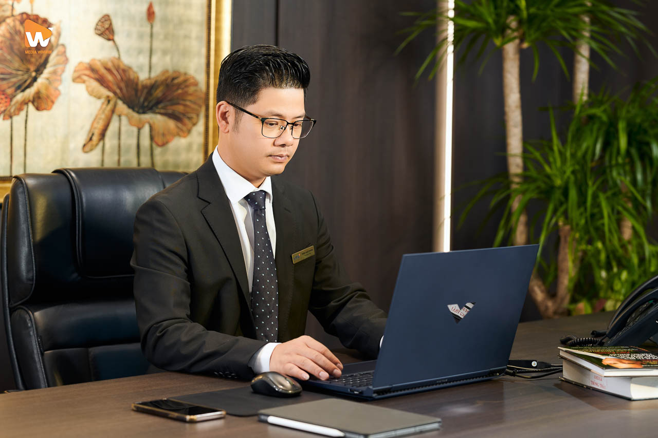 Lãnh đạo VFS Securities làm việc với máy tính tại phòng riêng